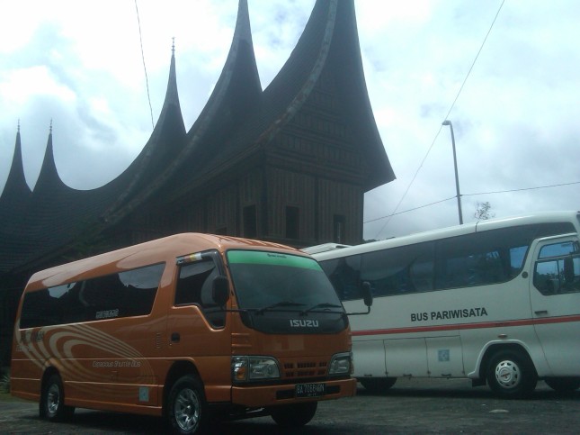 Bus exlucive Pawisata Padang